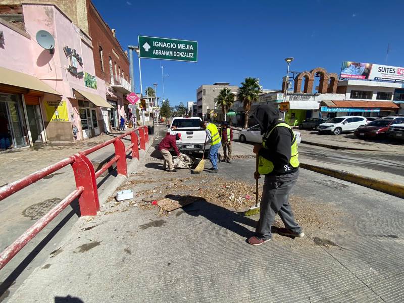 Retiran basura de rejillas pluviales