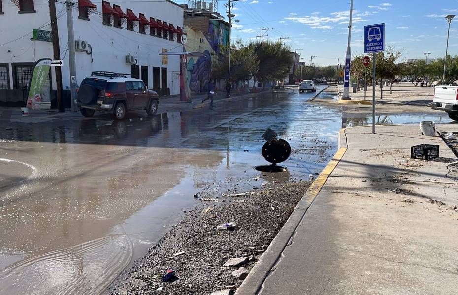 Saturación de colectores botó tapas de alcantarilla