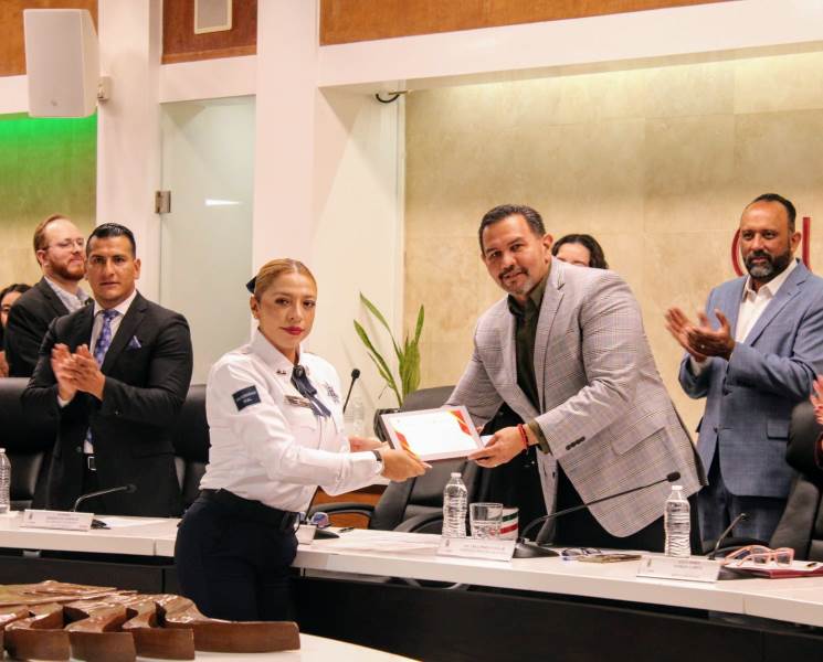 Reconocen a policía vial María Judith Castillo por su labor en seguridad pública