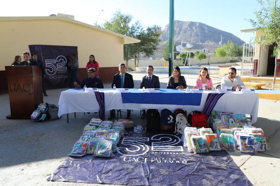 UACJ entrega 482 paquetes escolares en colonias vulnerables de Ciudad Juárez
