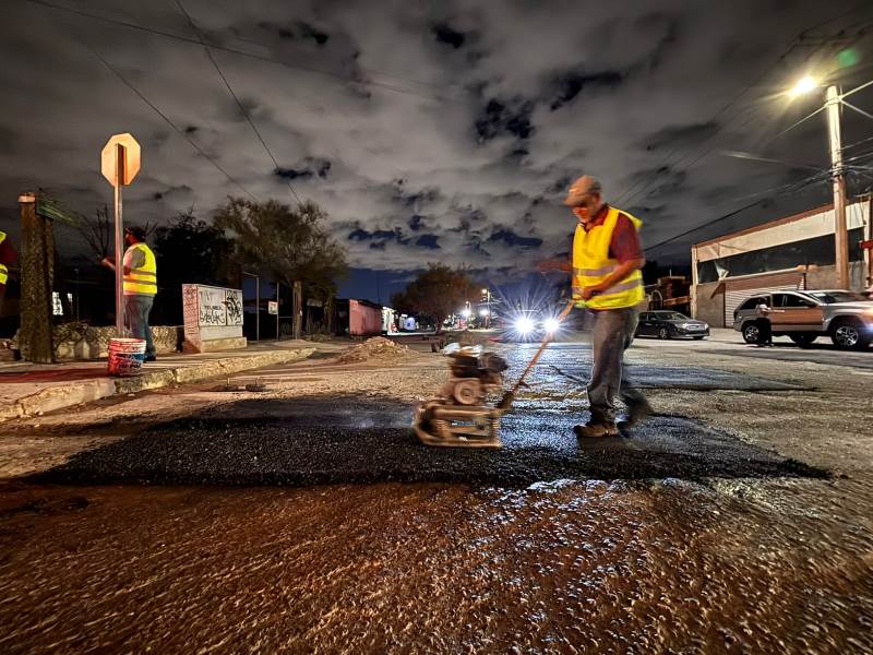 Obras Públicas continúa trabajos nocturnos de bacheo en vialidades de alto flujo