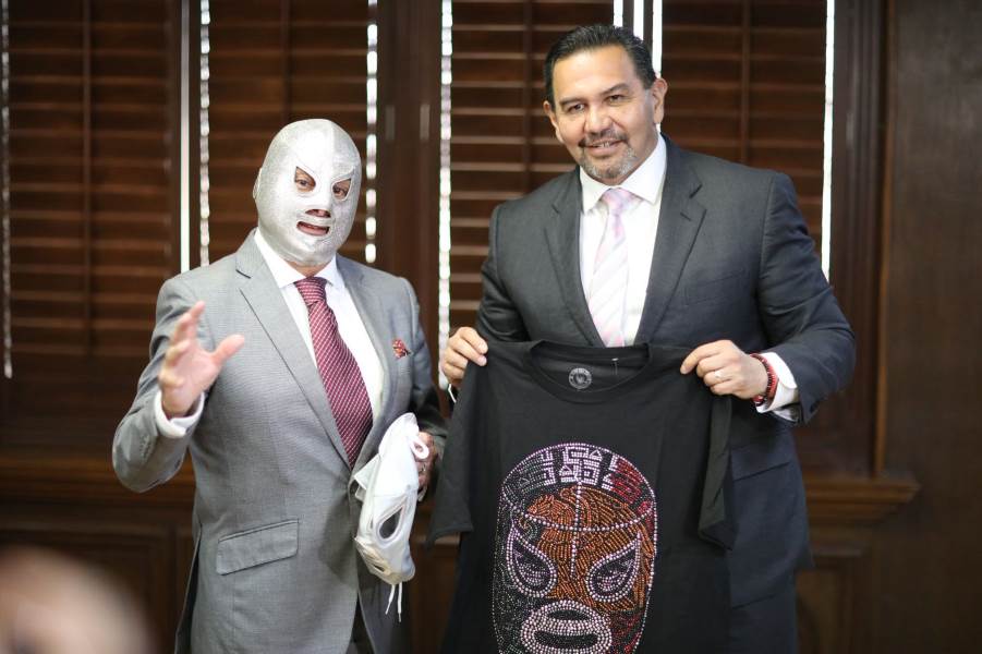 El Hijo del Santo se reúne con el alcalde Cruz Pérez Cuéllar