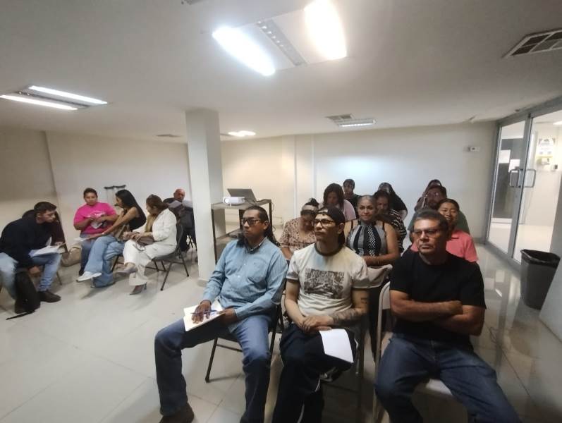 Imparten cursos obligatorios de manejo de alimentos en mercados populares
