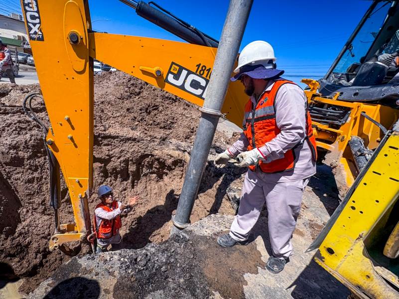 Cierra la J+ tres carriles de la Gómez Morín por fuga de agua potable