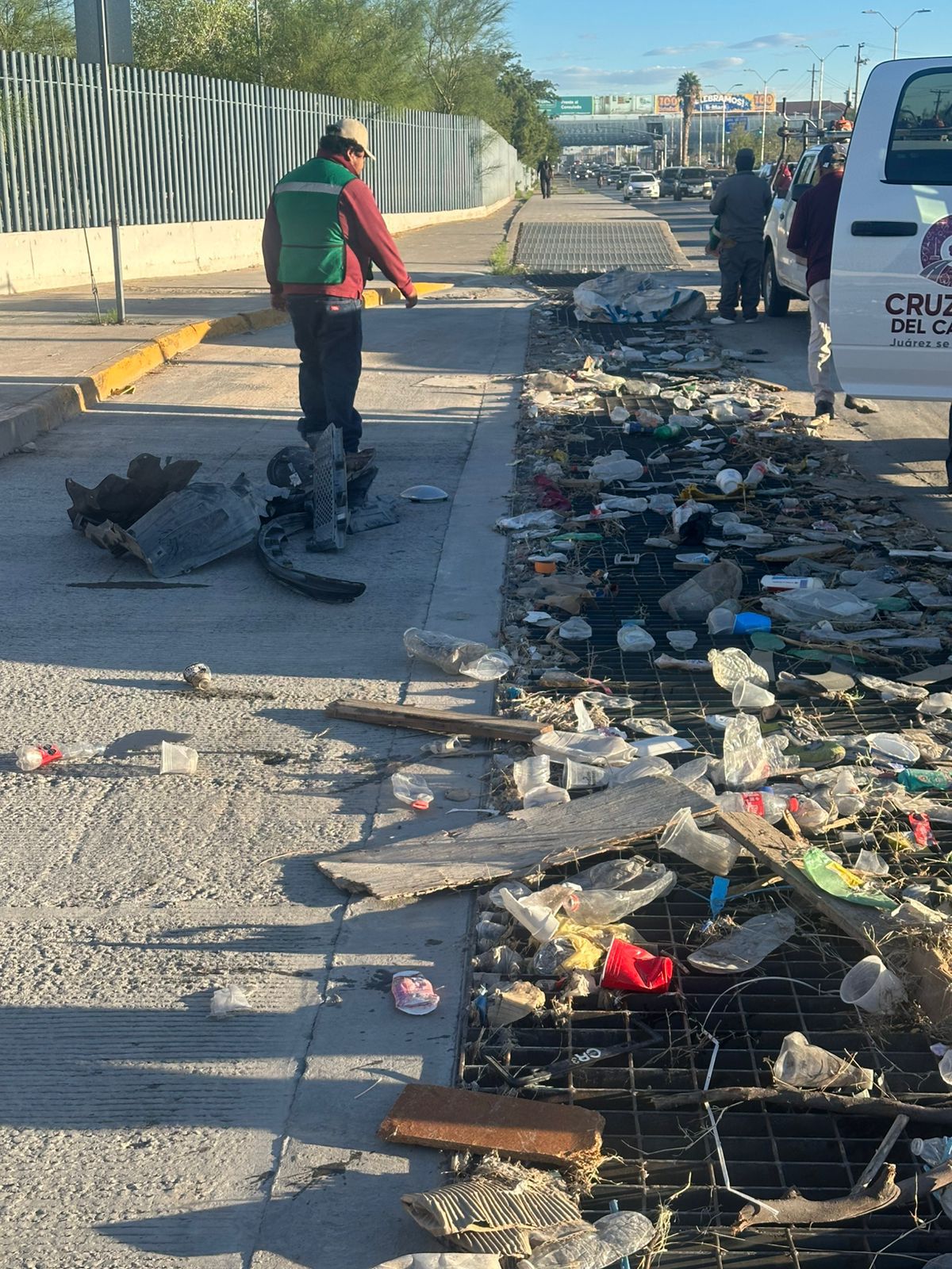 Limpian rejillas pluviales del Parque Central para prevención de inundaciones.