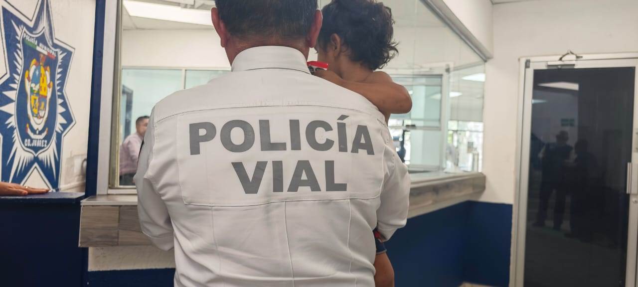 Agentes viales resguardan a menor que deambulaba solo por la calle