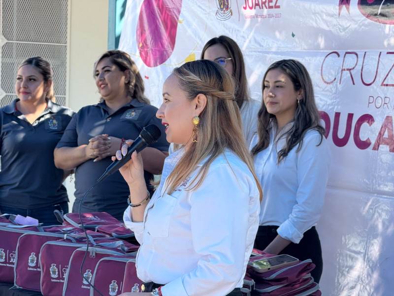 Municipio entrega mochilas y loncheras en escuelas públicas como parte de la Cruzada por la Educación