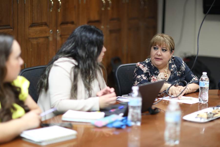 Analizan propuesta de engomado vehicular para personas mayores en Ciudad Juárez