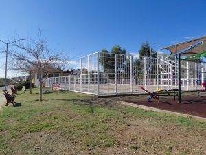 Dan mantenimiento a cuatro parques de Jardines del Lago