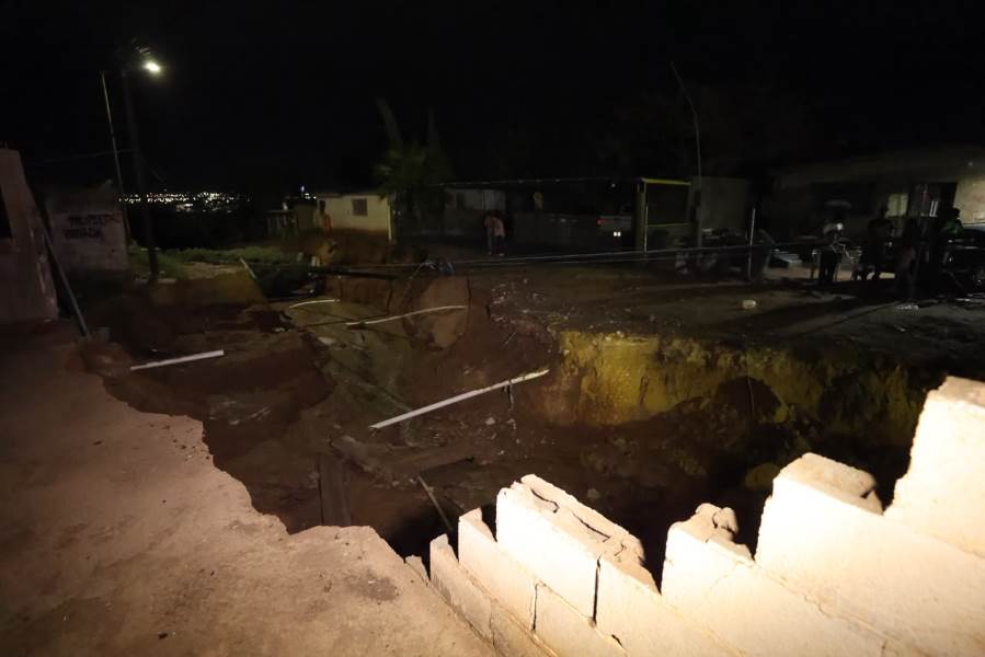 Evacúan a dos familias por deslave de 100 metros en Águilas de Zaragoza