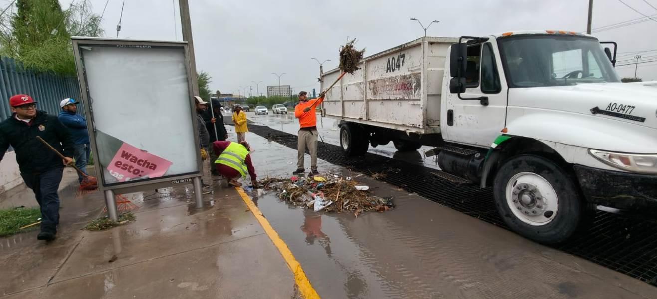 Desazolvan rejillas para evitar más encharcamientos por lluvias en Juárez
