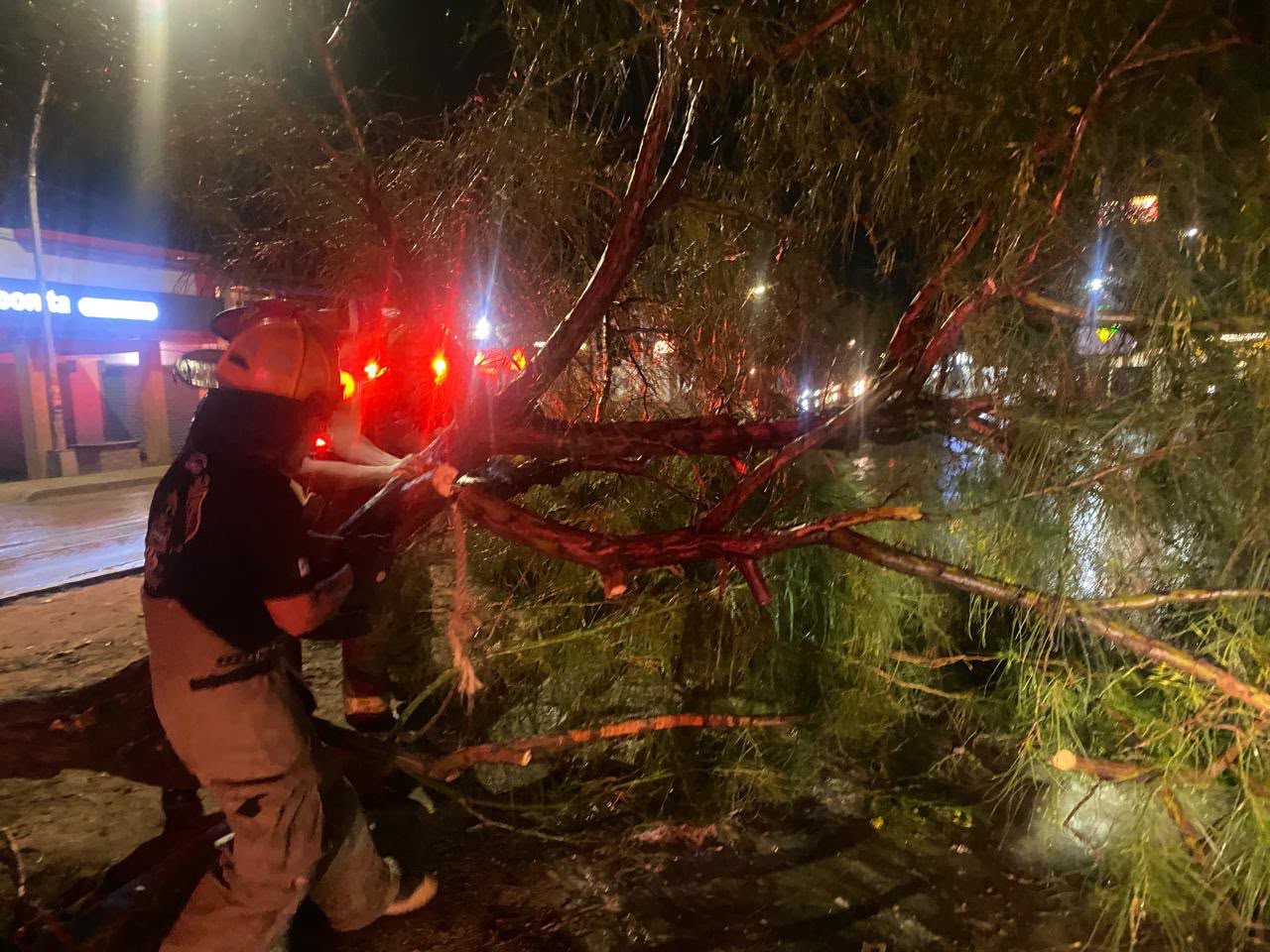 Muere una persona tras derrumbe de barda durante tormentas en Rancho Anapra