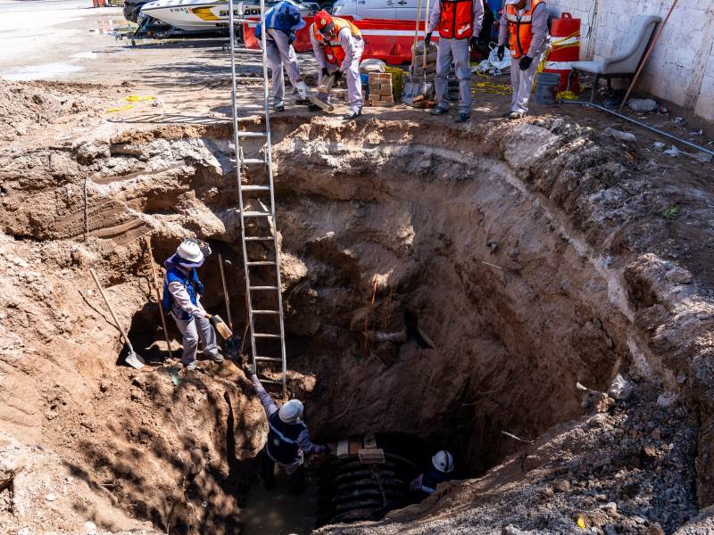 Lluvias provocan hundimientos en distintos puntos de Juárez; JMAS despliega cuadrillas para reparar daños