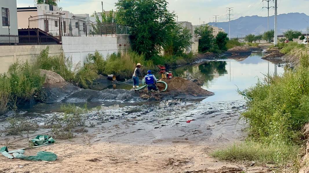 JMAS prepara instalación de válvula para frenar retorno de aguas residuales en Del Río