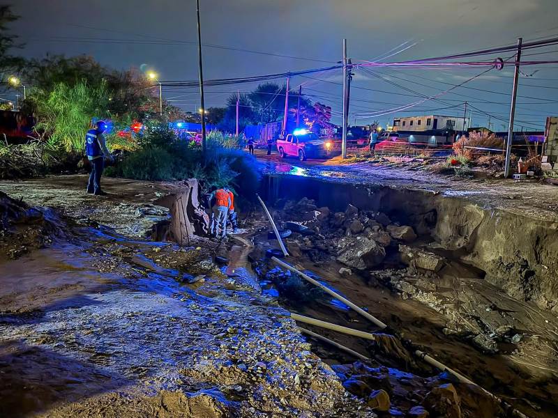 Deslave por lluvias expone tuberías de agua y drenaje en Águilas de Zaragoza