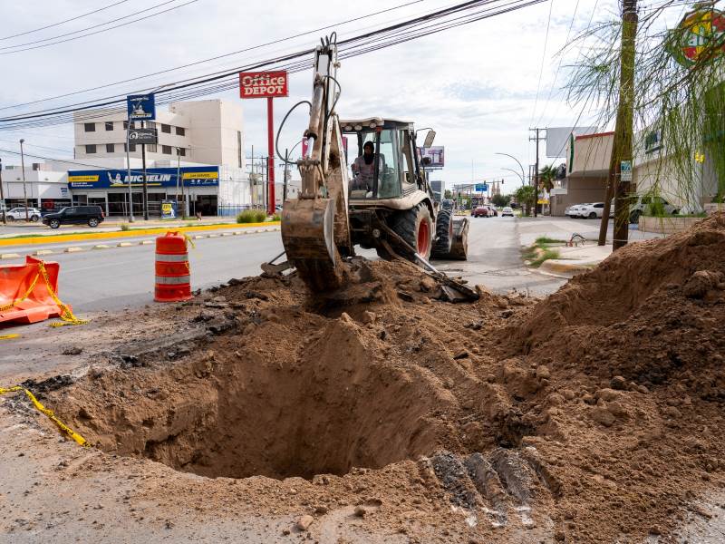 JMAS repara hundimiento en Paseo Triunfo de la República por colapso de tubería