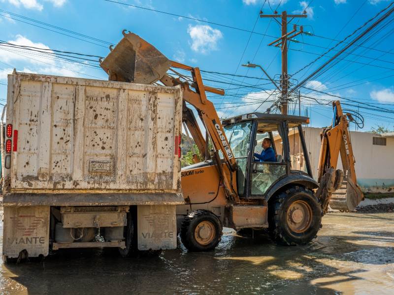 Retira JMAS tierra y lodo arrastrados por lluvias en Canutillo y Villa Coronado