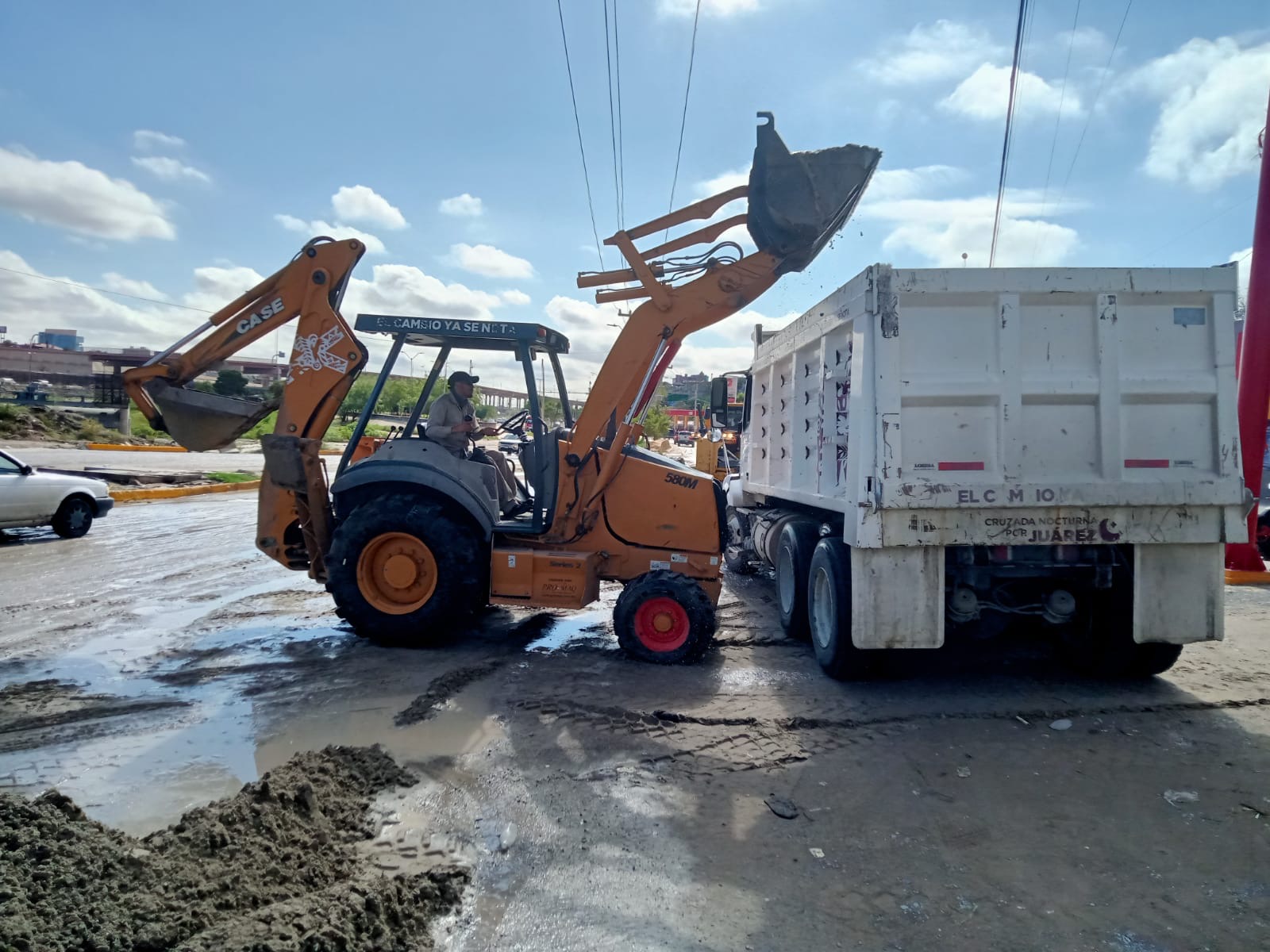 Lluvias dejan tierra y residuos en calles; Limpia despliega cuadrillas en Juárez