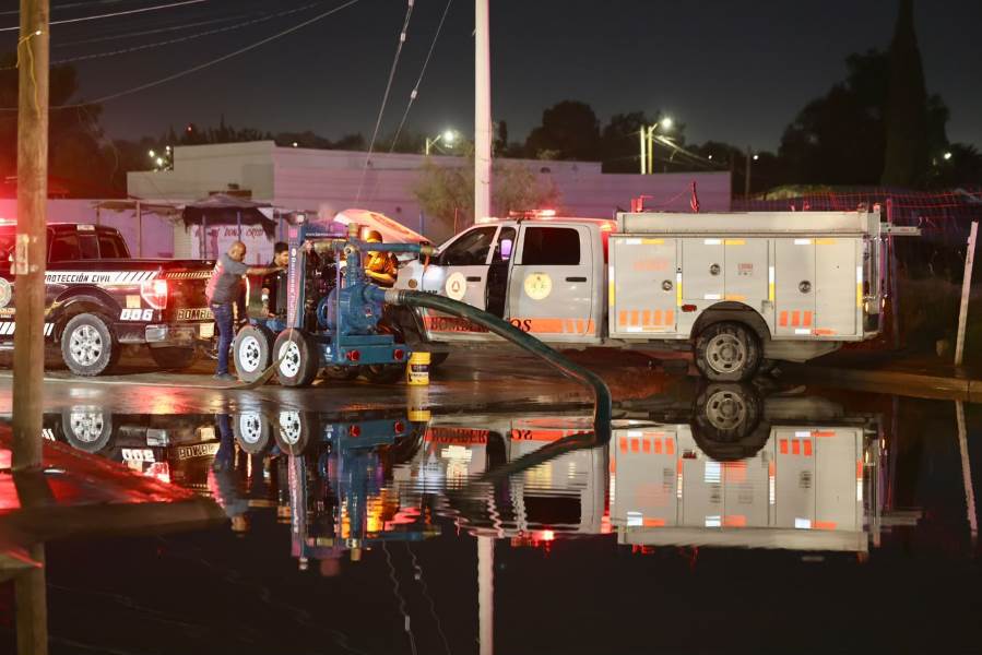 Bomberos atienden encharcamiento en la Juárez-Porvenir y Seguridad Vial mantiene operativo
