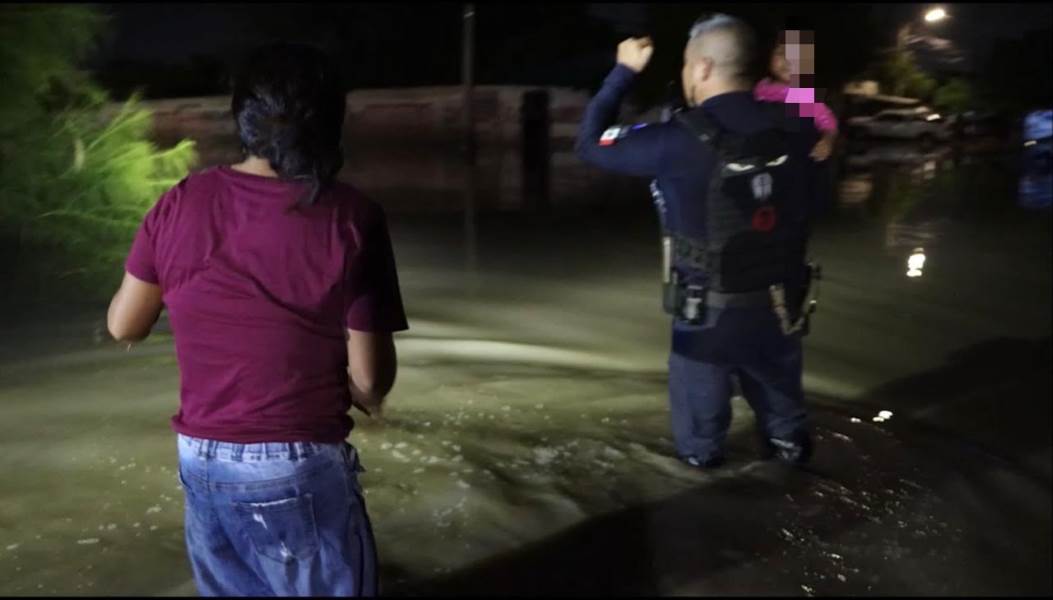 Policías rescatan a mujer y bebé atrapados en vehículo durante inundación