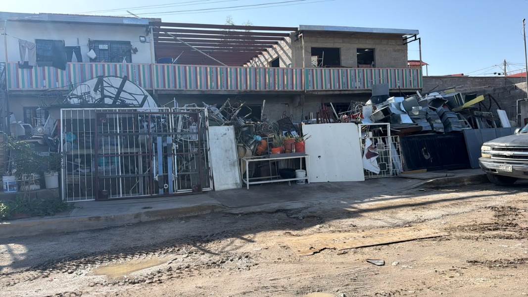 Retiran residuos metálicos de la vía pública durante operativo de Reordenamiento Urbano