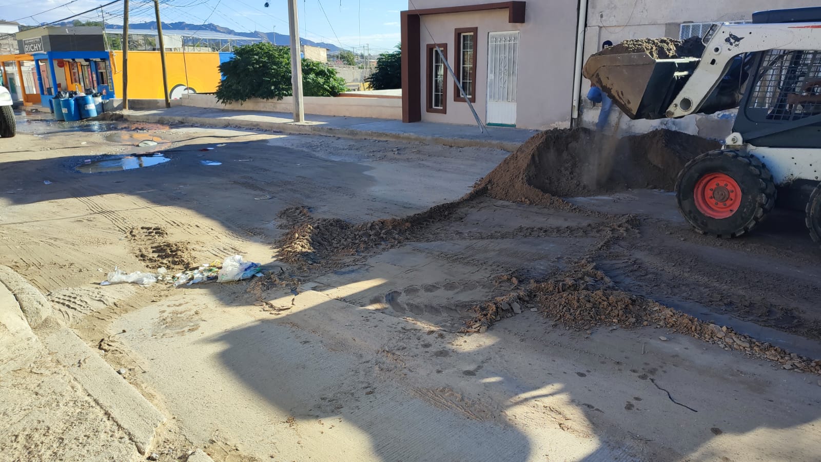 Retiran tierra de arrastre y atienden banquetas afectadas por lluvias