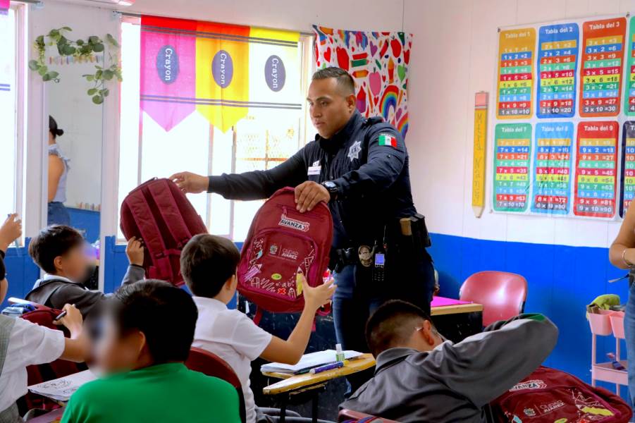 Entregan mil 326 mochilas de la Cruzada por la Educación en tres primarias