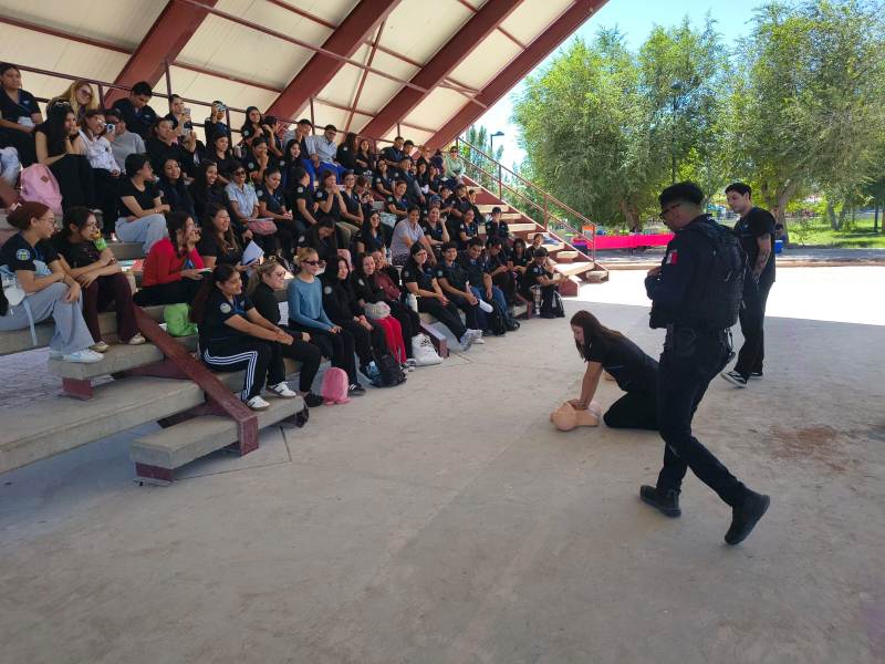 Imparten taller de prevención y primeros auxilios a estudiantes de la UACJ