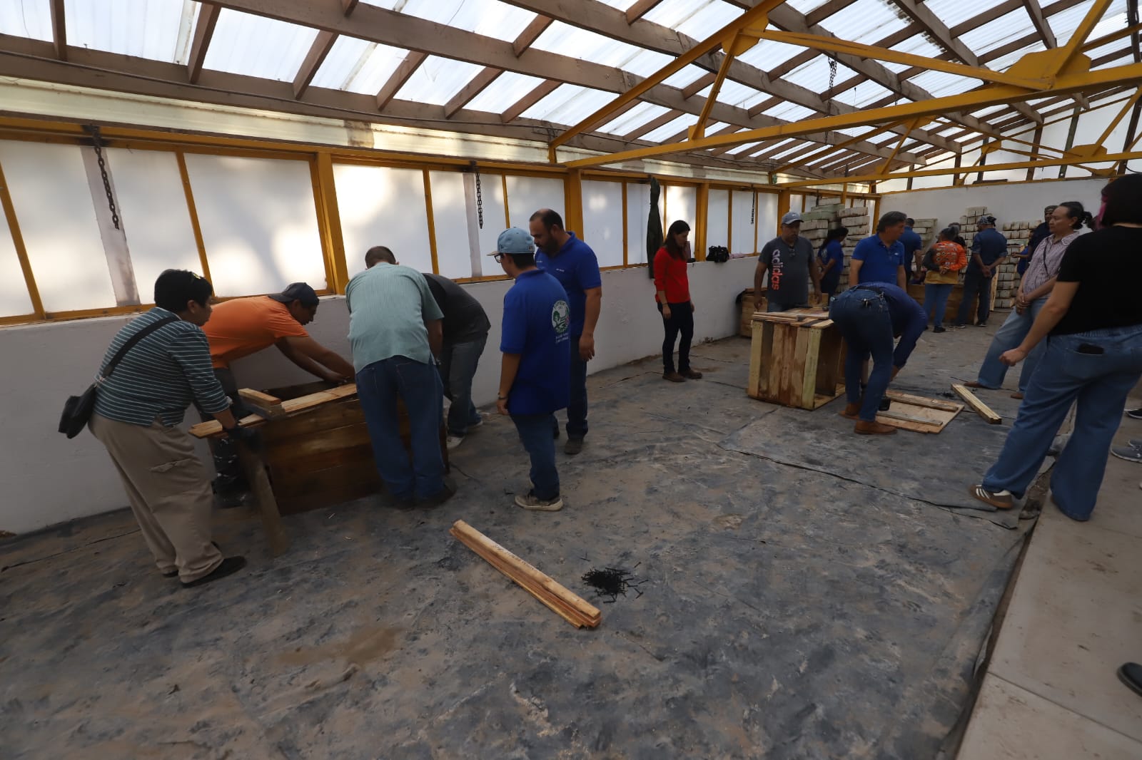 Enseñan a elaborar composteras caseras con materiales reciclados en Ciudad Juárez