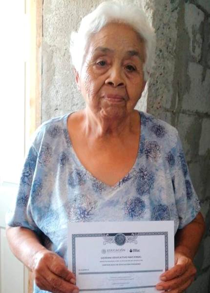 Concluyó primaria a los 73 años y quiere ser doctora