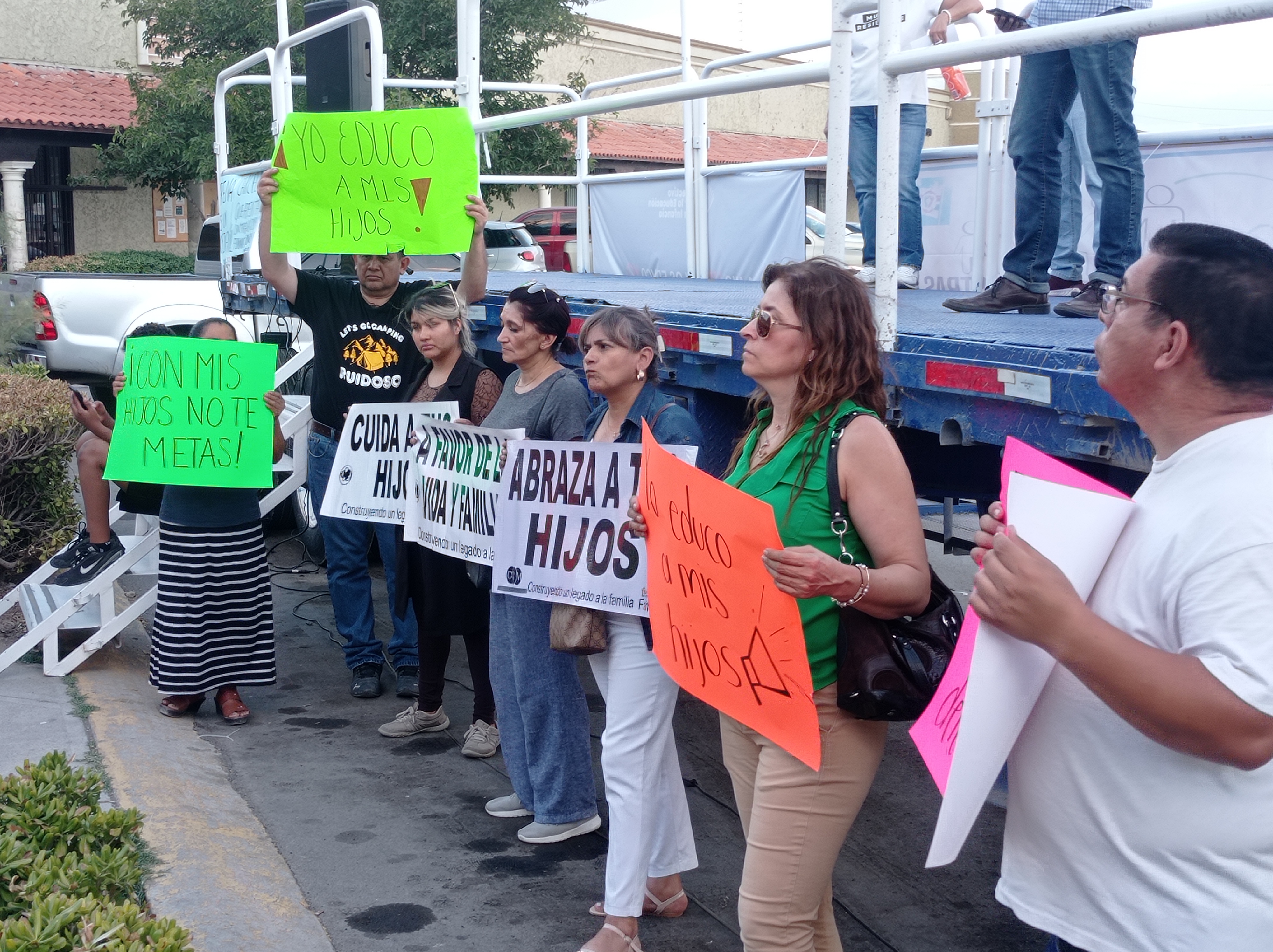 Clausuran oficinas del Bienestar en Juárez en respuesta al acoso que reciben maestros en el estado.