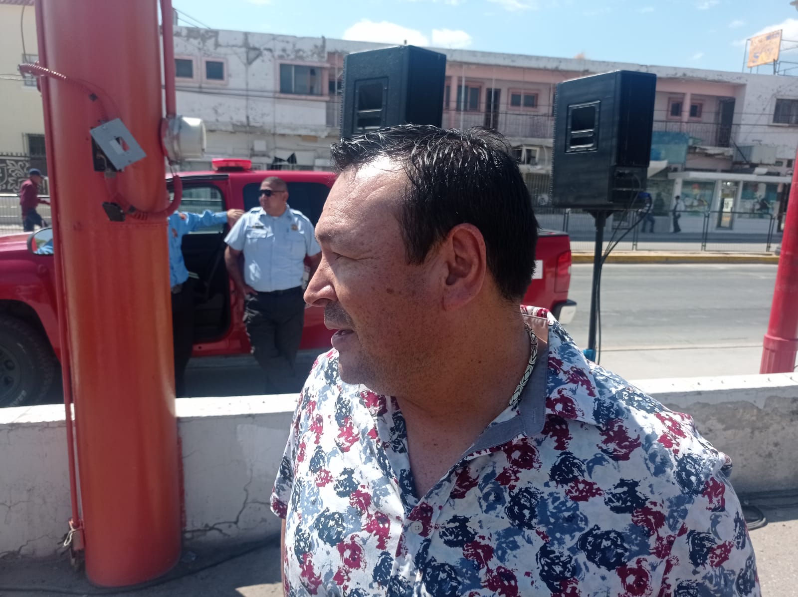 Pese a túnel peatonal rehabilitado, personas insisten en cruzar mientras el tren está semi detenido.