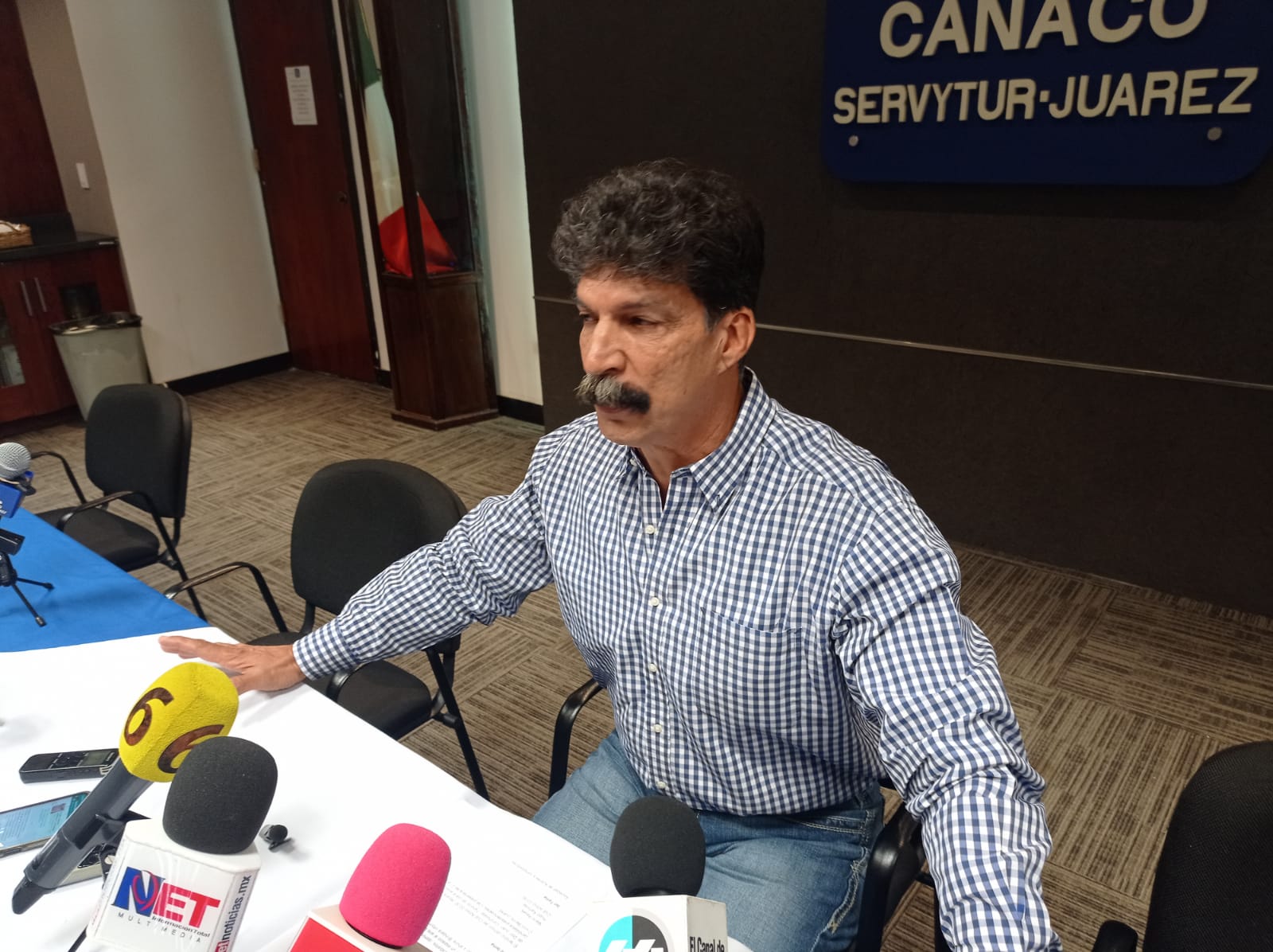 Denuncia CANACO cobro ilegal de regalías a comerciantes por reproducir música en establecimientos.