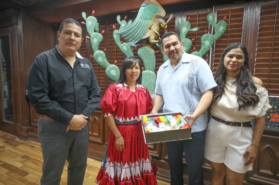 Visita corredora rarámuri a Presidente Municipal