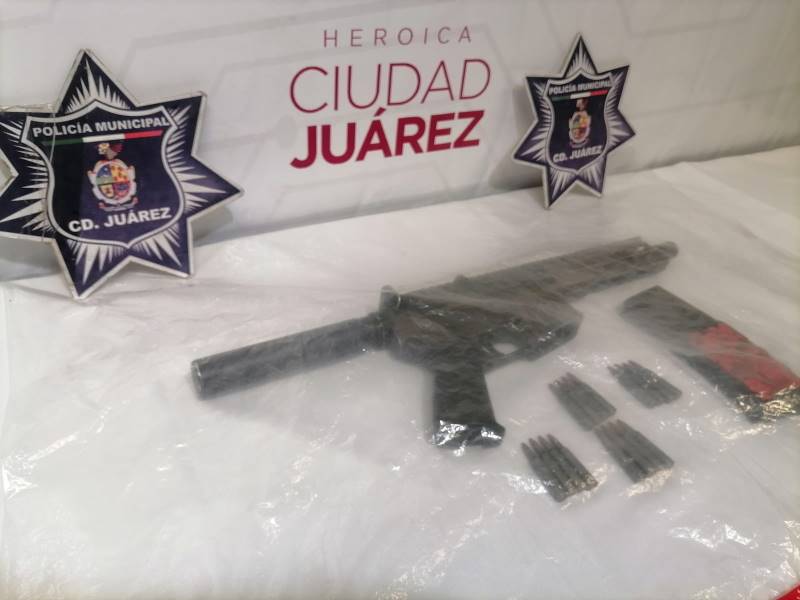 Detienen a pareja sentimental en posesión de un fusil de asalto 