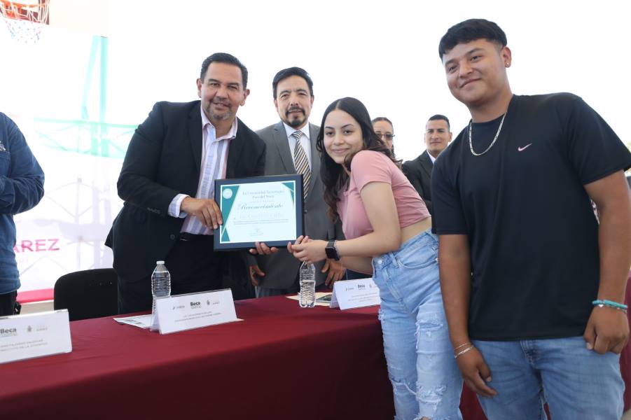 Entrega alcalde domo y 168 becas a estudiantes de nuevo ingreso a la UTPN