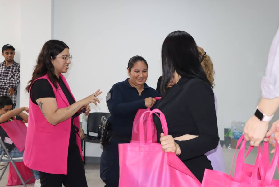 Entrega asociación civil kits de útiles escolares a hijos e hijas de mujeres policías