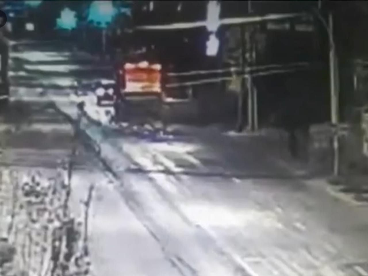 Impondrán sanción a empresa que causó derrame de basura en importante vialidad.