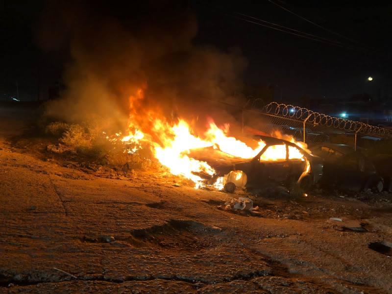 Arrestan a dos sujetos por incendiar un vehículo en la colonia Emiliano Zapata