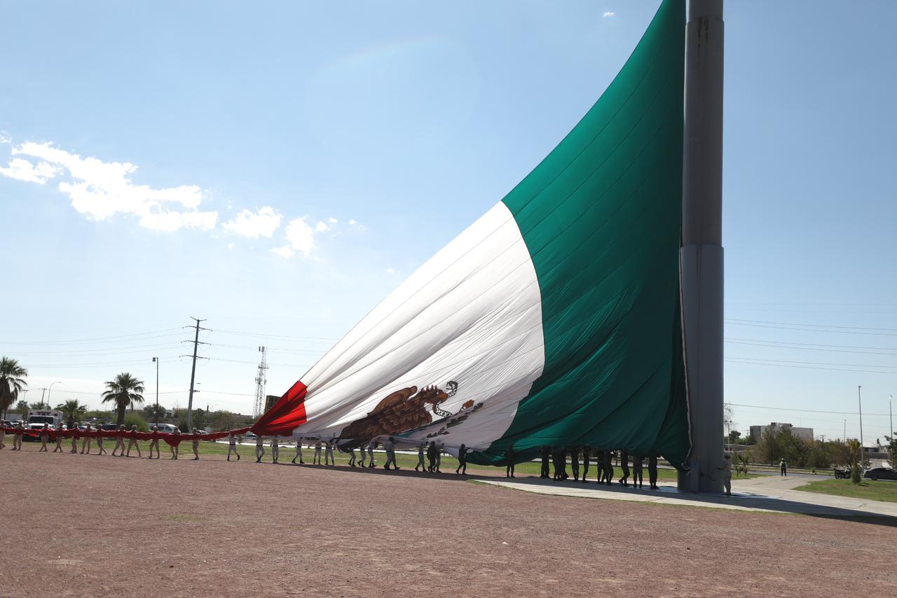 Realizan el tradicional izamiento de bandera del mes patrio