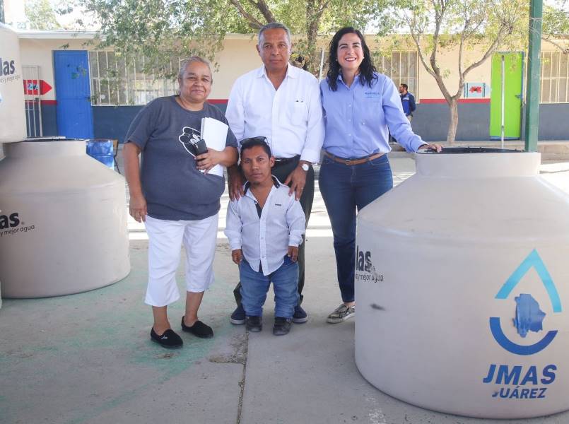 Continúa la JMAS con la entrega de tinacos gratis