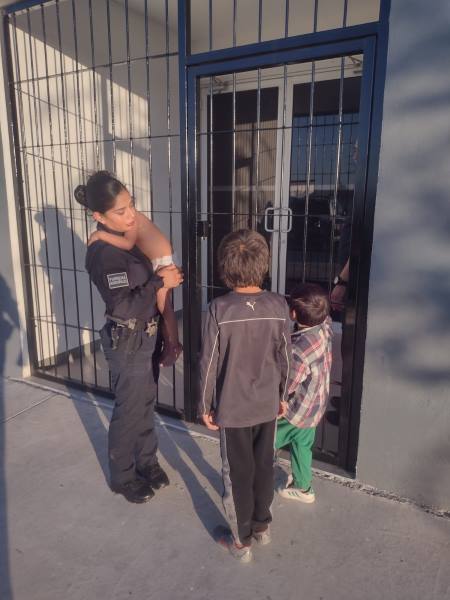 Policías Municipales rescataron a tres niños abandonados