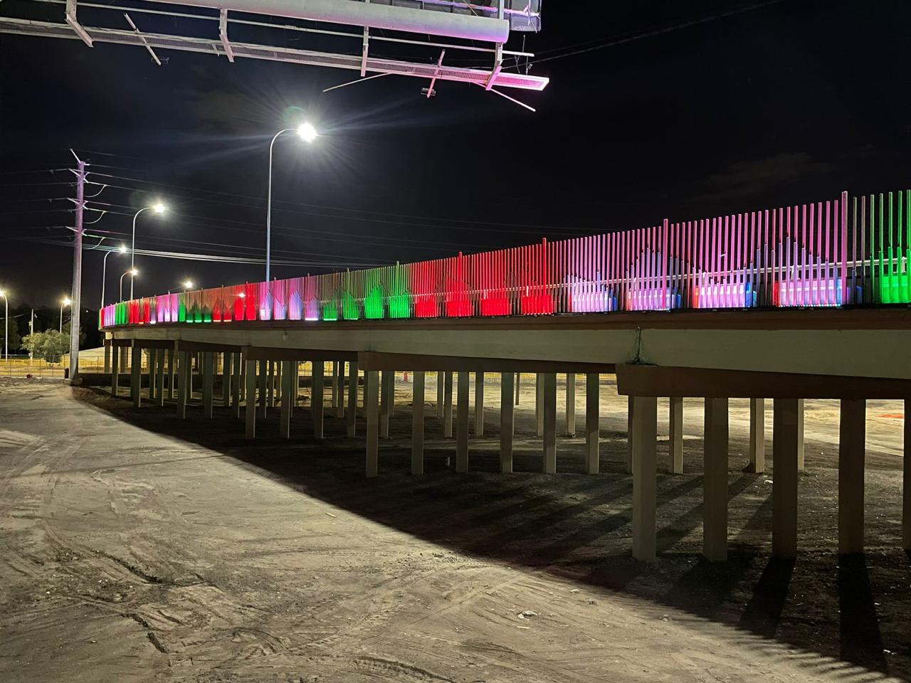 Iluminan Puente Carlos Villarreal con los colores de la Bandera Mexicana.
