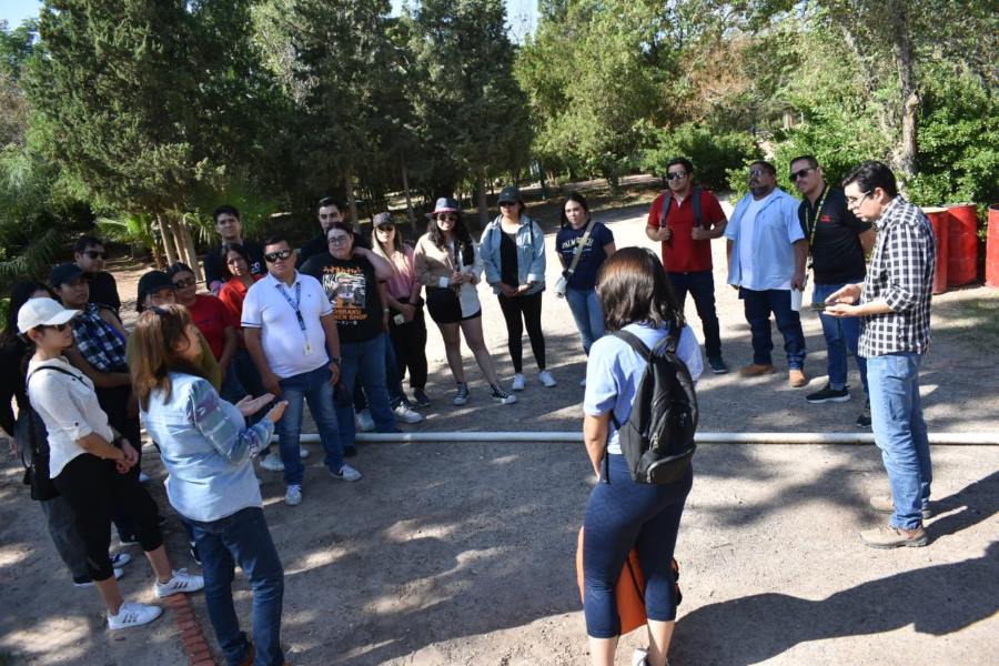 Voluntarios de la empresa Johnson and Johnson ayudan en vivero de El Chamizal