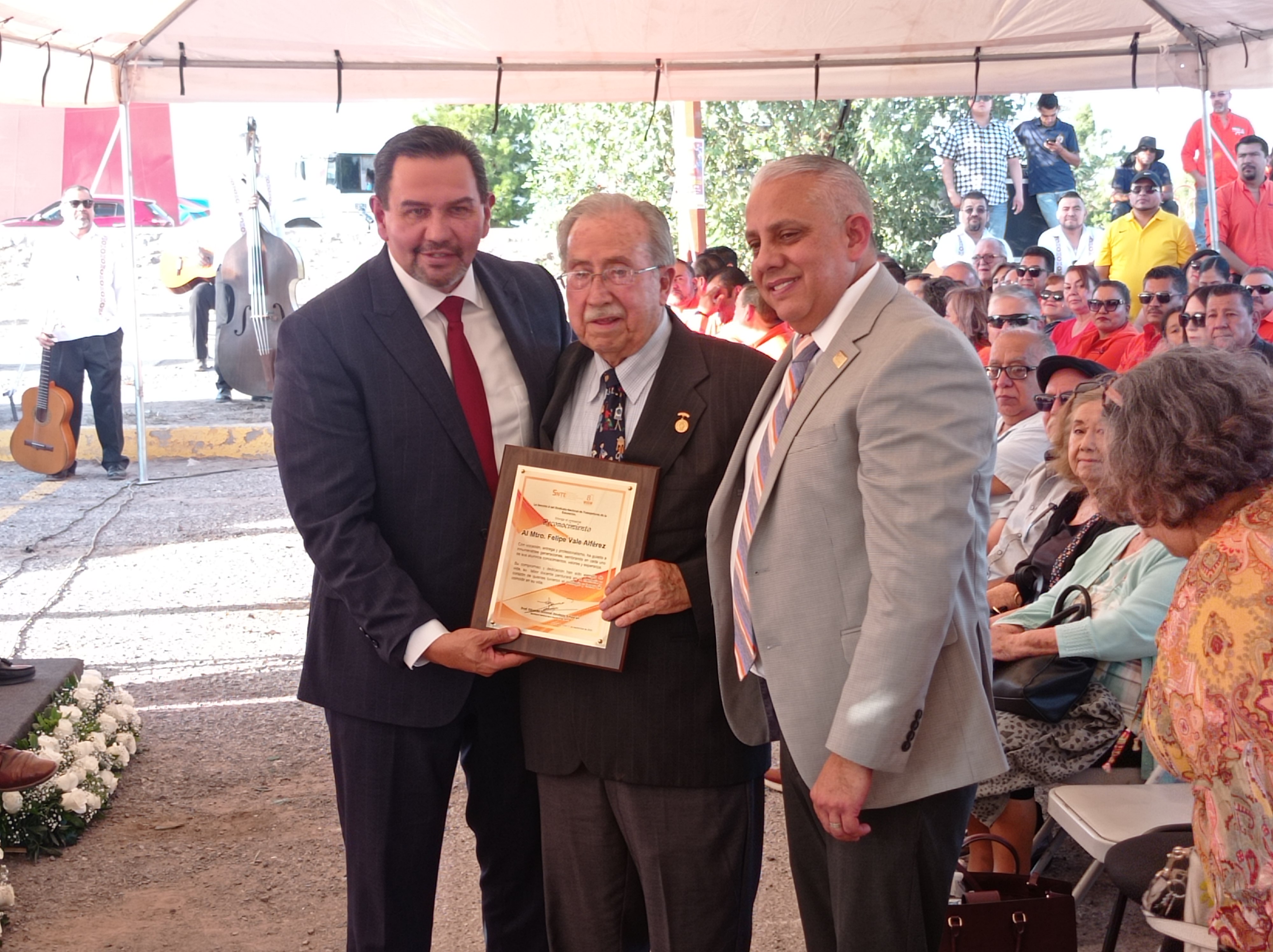 Reconocen a Felipe Vale Alférez como maestro ilustre 2025.