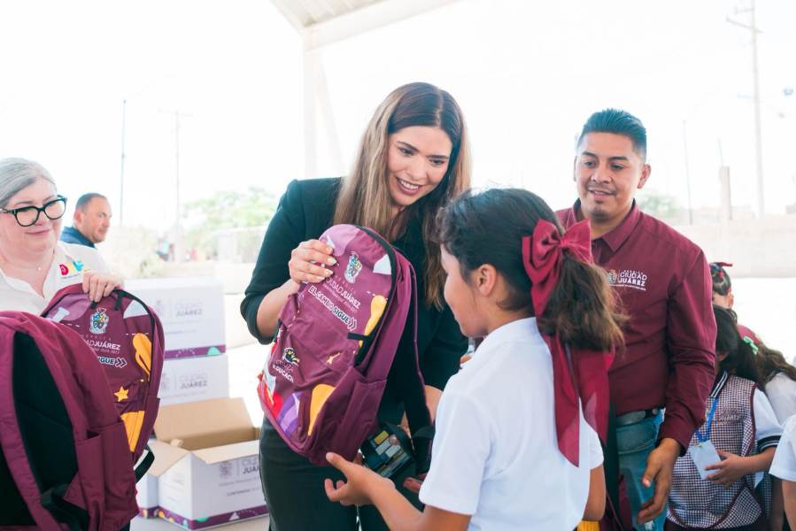 Presidenta del DIF entrega mochilas y loncheras a estudiantes de nivel básico