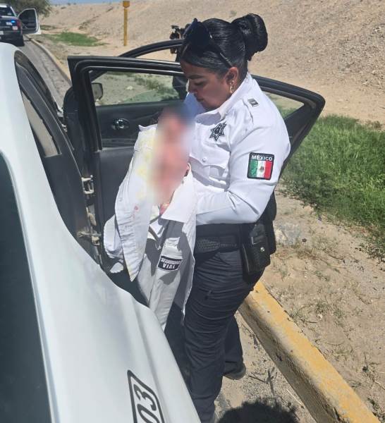 Mujer da a luz en taxi con apoyo de agentes viales