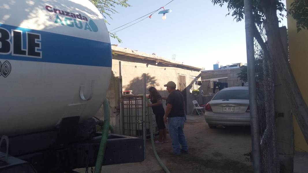 Continúa entrega de agua potable en colonias con desabasto