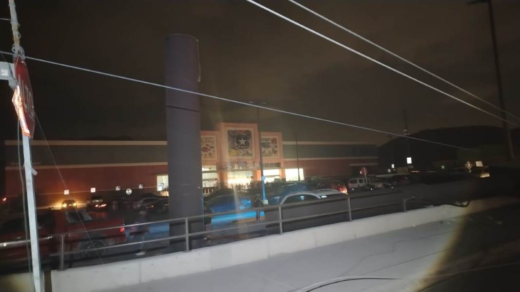 Cae anuncio publicitario en supermercado por fuertes vientos en Ciudad Juárez