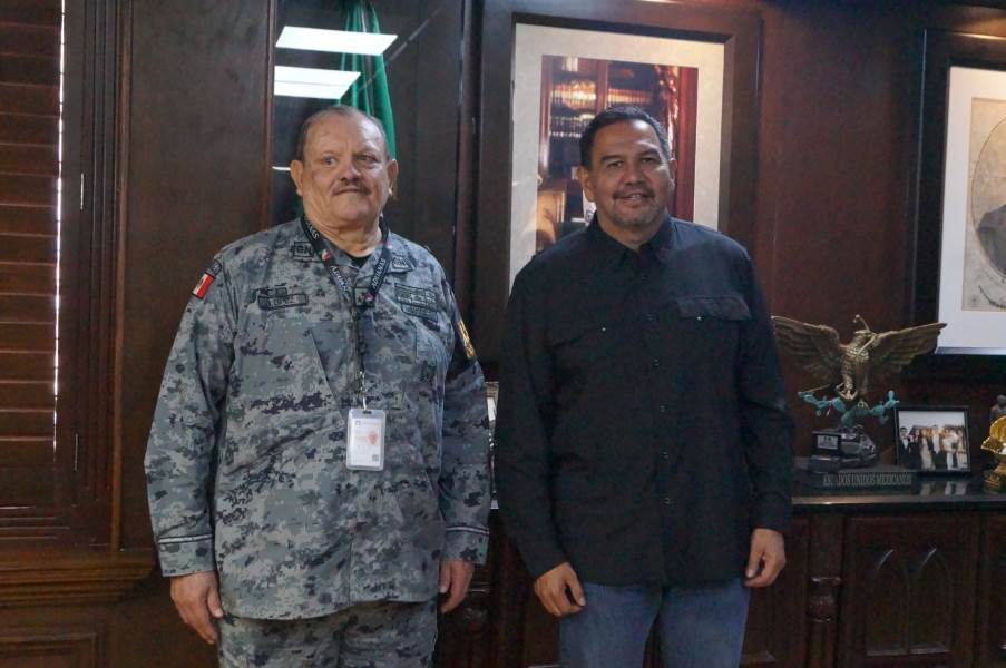 Visita administrador de la Aduana Fronteriza al Presidente Pérez Cuéllar